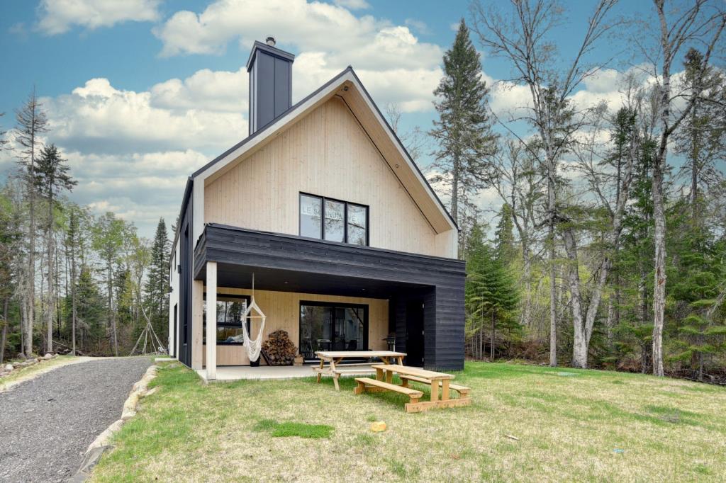 Merveille contemporaine d'inspiration scandinave, vendue meublée et avec accès à un majestueux lac