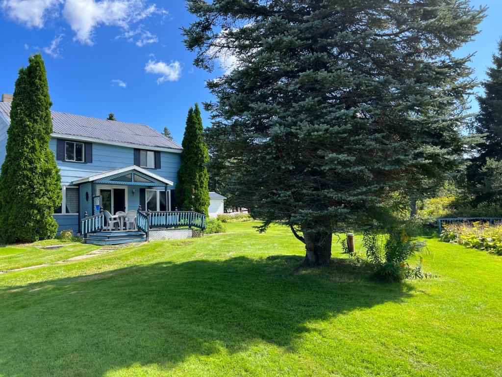 Une aubaine à 90 000$! Maisonnette de 4 chambres et vaste terrain de plus de 37 000 pi²