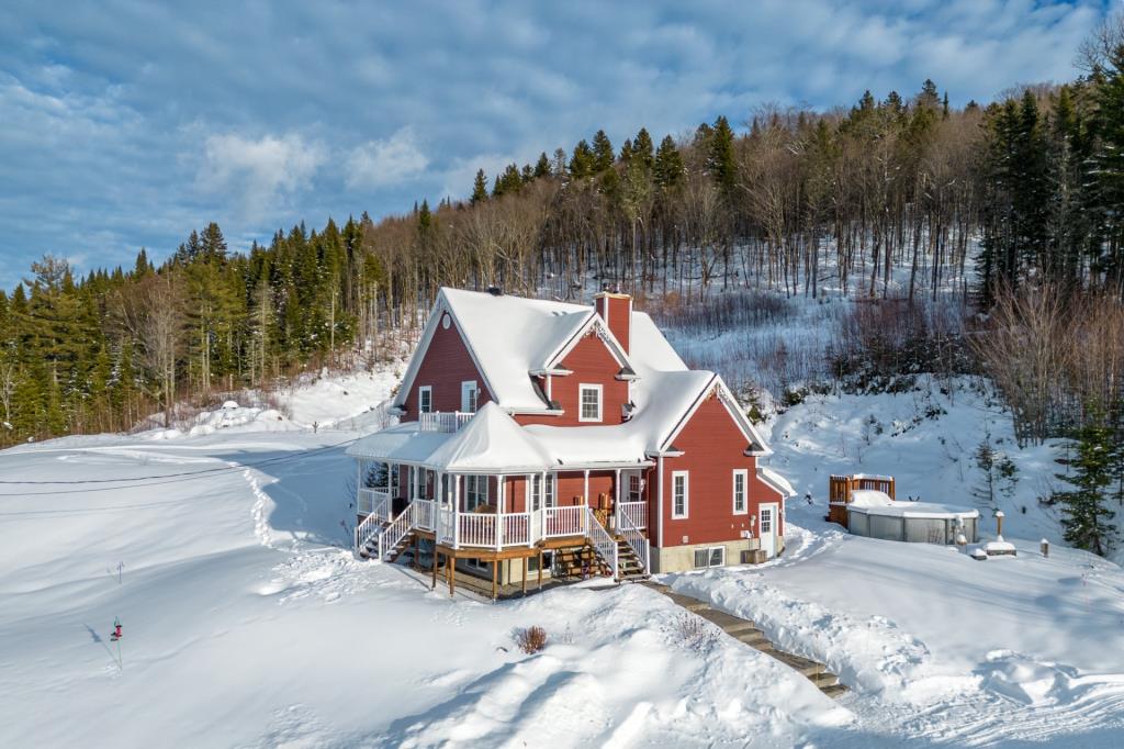 Rare sur le marché! Cottage niché dans un site féérique de 1 375 906 pi² avec vue panoramique sur les montagnes