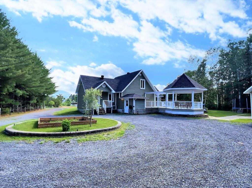 Tout simplement parfaite! Jolie maison de 4 chambres à 2 pas d'un lac