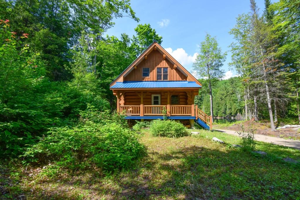 Énorme baisse de prix! Havre de paix de 1 058 255 pi² au bord d'un lac privé 