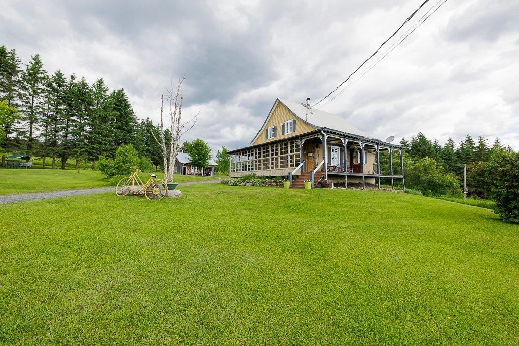 Pleine de cachet! Ravissante demeure de 1900 sise sur une superbe étendue bucolique de 2 866 860 pi²