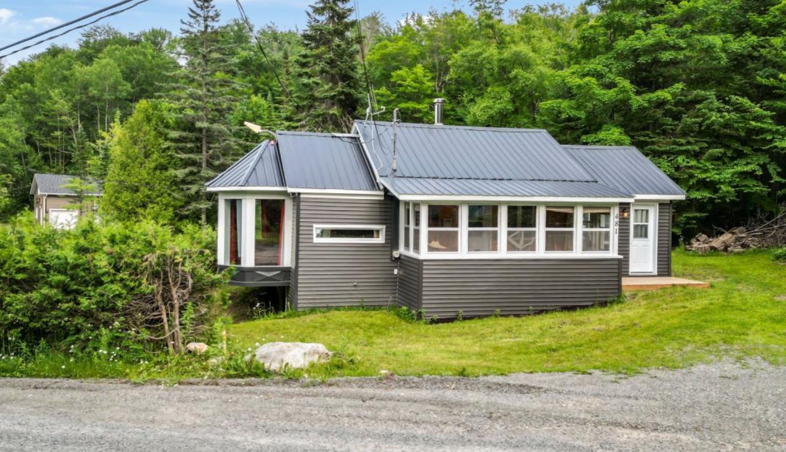 Un chaleureux chalet vendu meublé sur le bord d'un lac en Mauricie