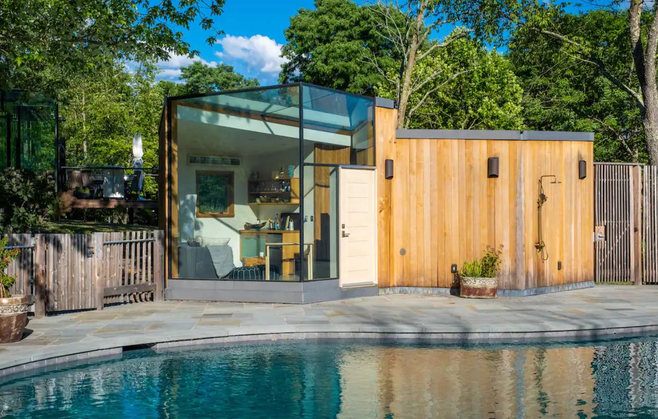 Cette minimaison en verre avec une piscine à côté vous charmera