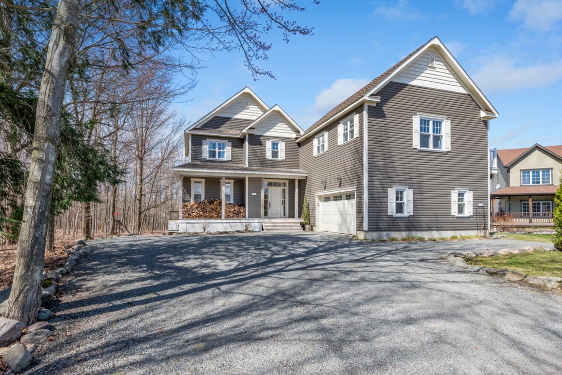 Pleine de charme, cette demeure de Granby offre en prime la possibilité d’un revenu supplémentaire avec un appartement 
