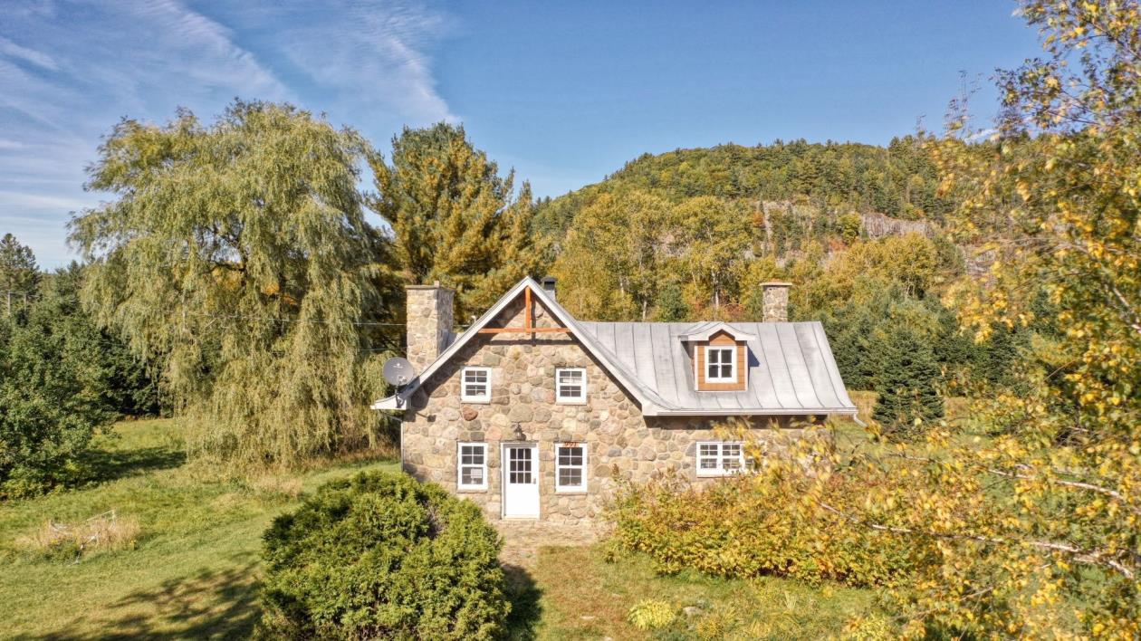 Cachet et tranquillité vous attendent dans cette magnifique propriété sise sur un terrain de plus de 60 000 pi² 
