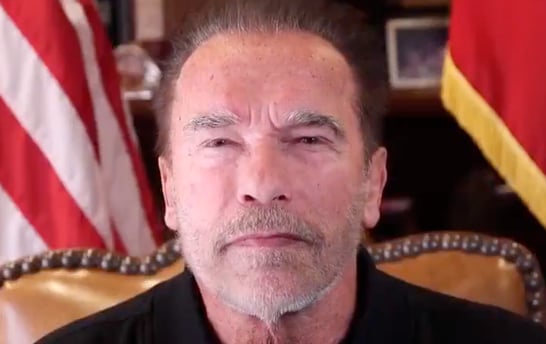 Arnold Schwarzenegger offre 25 mini maisons à des sans-abri.