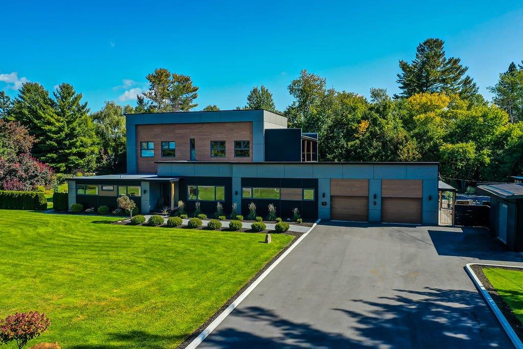 Unique en son genre! Intergénérationnelle à concept ouvert avec un intérieur remis au goût du jour, à la fois chic et chaleureux