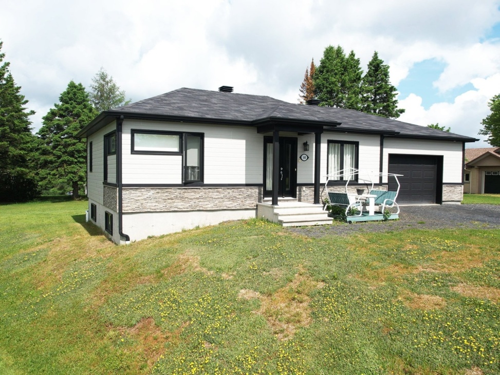 Sympathique maison de 279 000 $ sise sur un grand terrain de 8 661 pi²