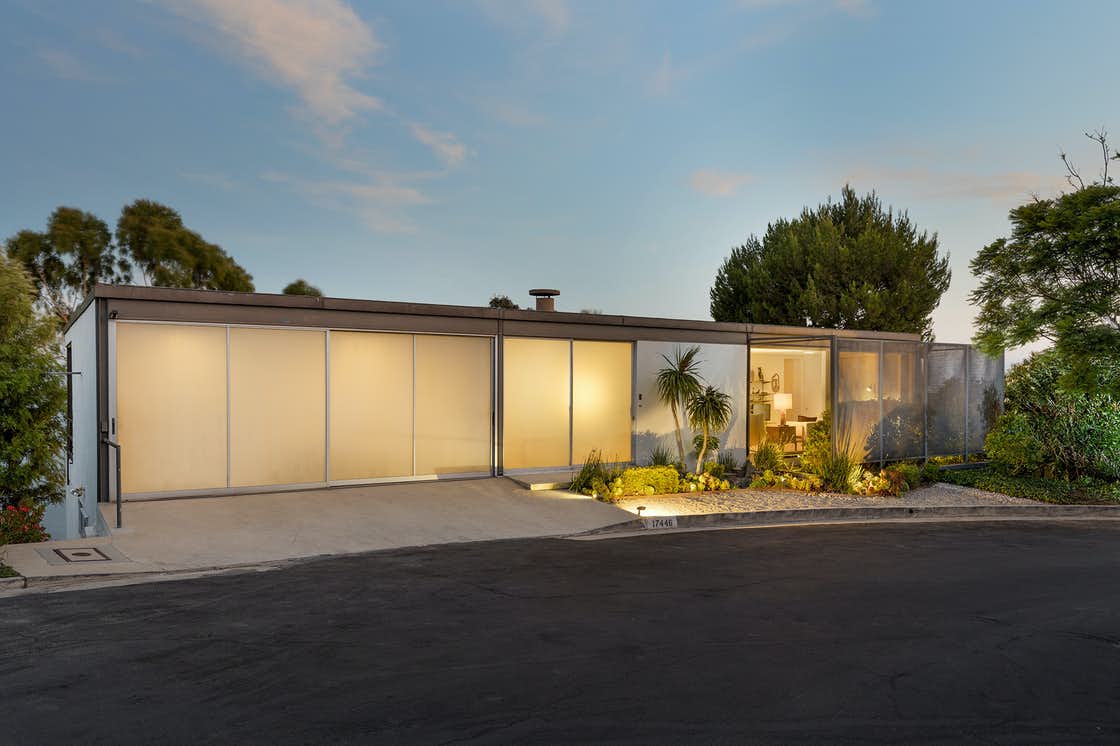 Cette maison mid-century de 1963, conçue par un architecte renommé, possède encore ses finitions d’origine