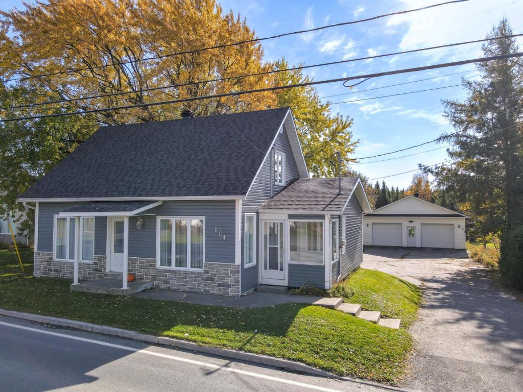 Impeccablement entretenu, ce bijou à 139 500$ offre 3 chambres, 1 garage double, 1 piscine et plus encore