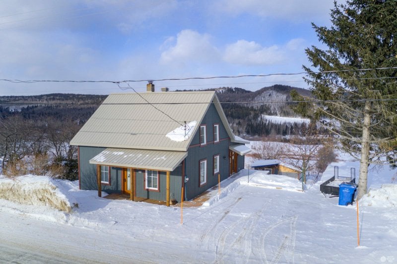 Belle d'autrefois de 4 chambres, pleine de cachet et avec vue sur les montagnes à vendre pour 189 000$
