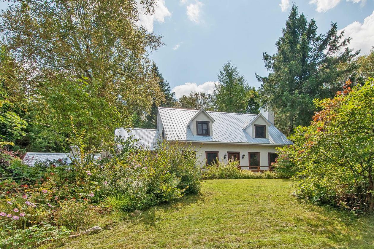 Nouvelle sur le marché! Ravissante maison sise sur un terrain de près de 2 acres