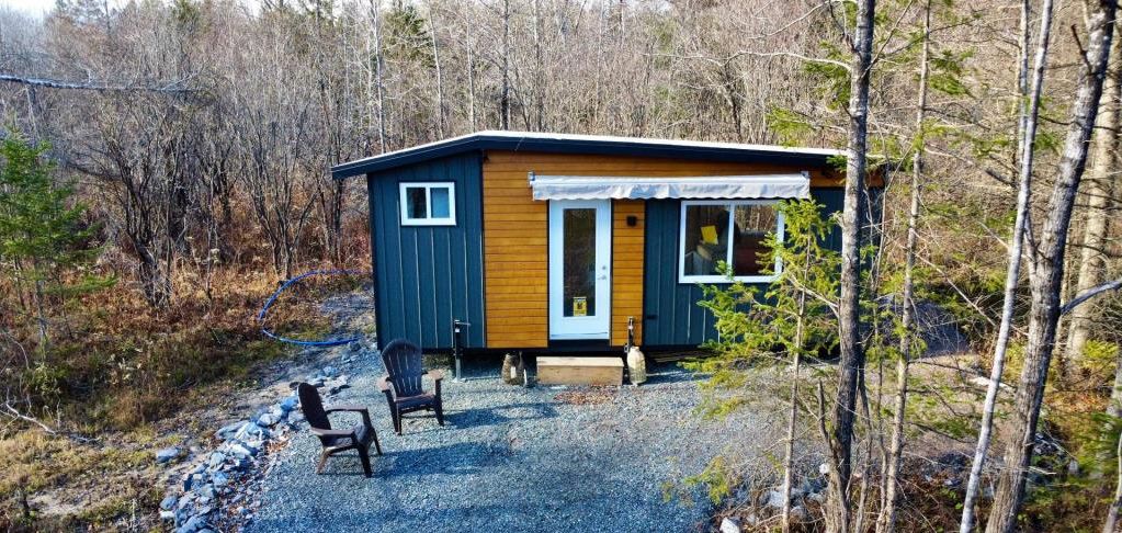 Charmante mini maison flambant neuve à vendre pour 98 000 $