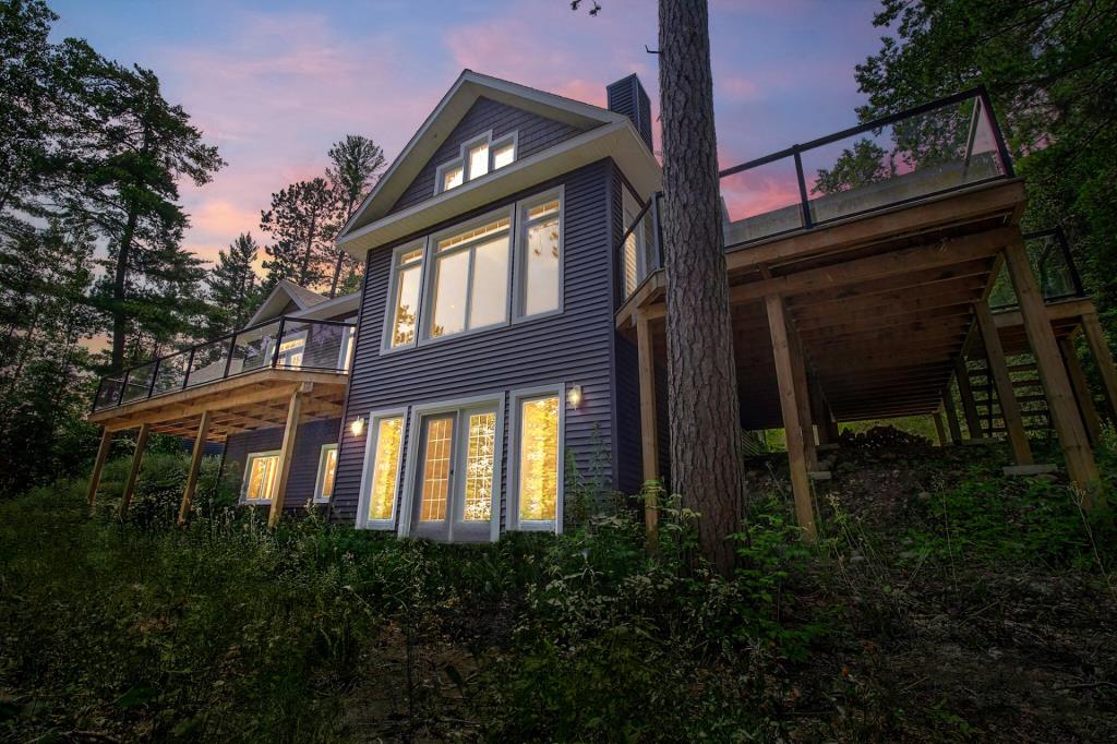 Somptueux chalet au goût du jour surplombant un des plus beaux lacs du Québec