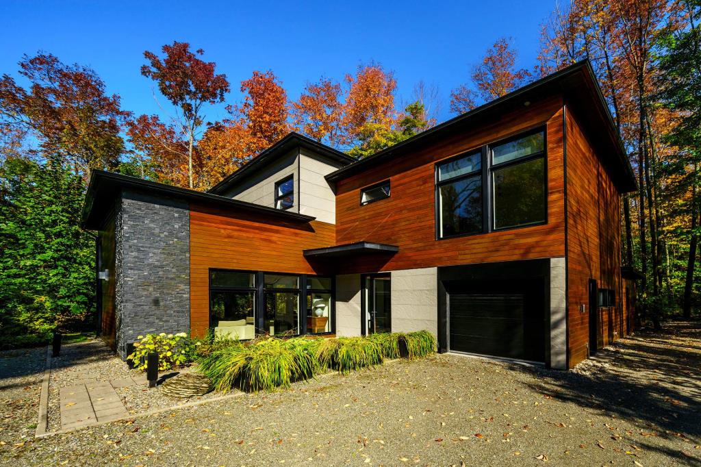 Exquise construction contemporaine en symbiose avec la nature... à seulement 2 mins des services!