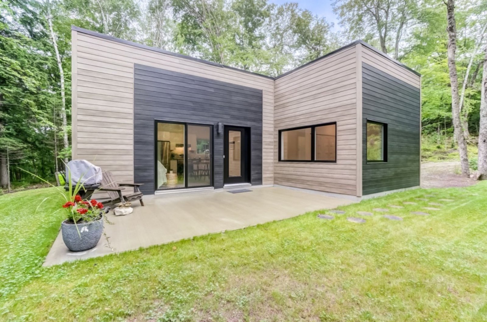 Superbe maison moderne de 349 800 $ sise sur un tertain de 43 711 pi²