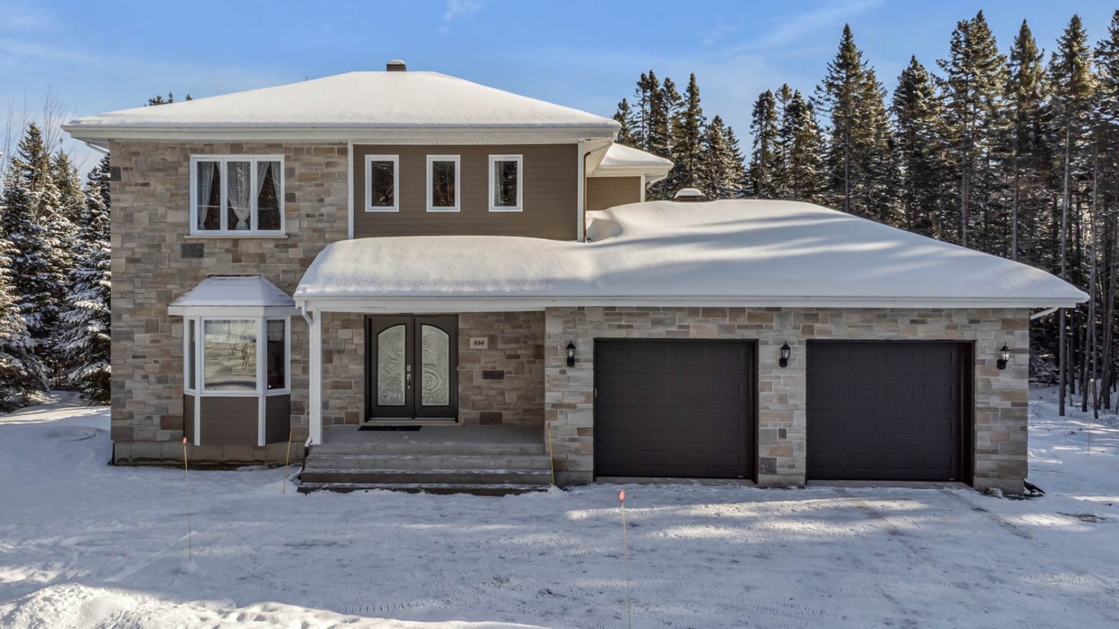 Impeccable, entretenue avec soin et sise sur un grand terrain de 45 234 pieds carrés