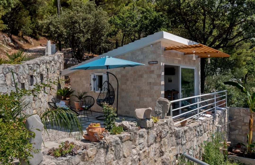 L'intérieur de vieille cabane à outils a été transformée en jolie maison avec une vue époustouflante