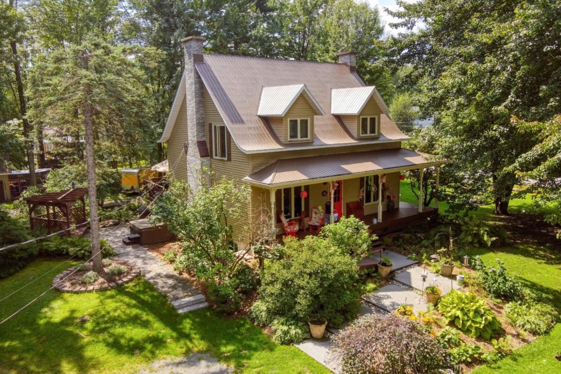 Habitez sur un grand terrain boisé de plus de 37 000 pieds carrés dans une charmante maison ensoleillée