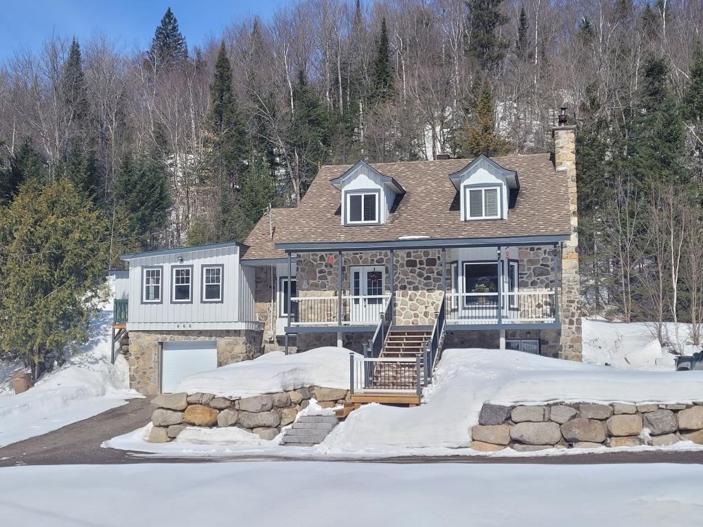 Chaleureuse maison canadienne avec belle cour sans voisins arrière idéalement située dans les Laurentides