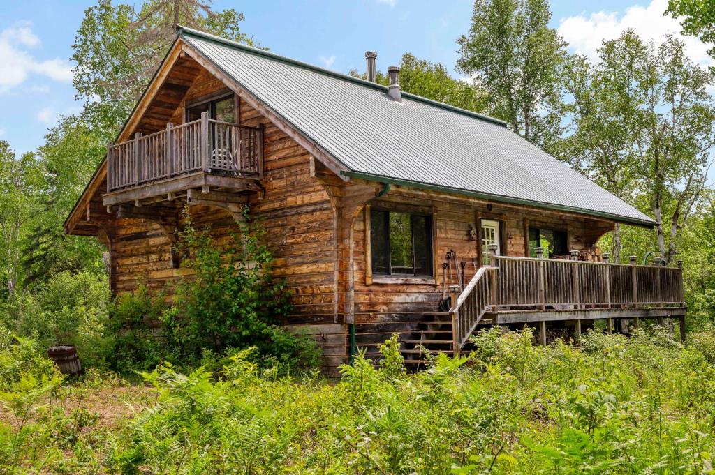 La tranquillité à l'état pur dans un paradis boisé de plus de 36 acres