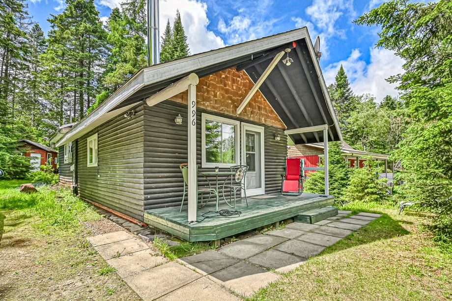 Coquette maisonnette à 185 000$ à distance de marche des services et d'un petit lac idéal pour les journées d'été