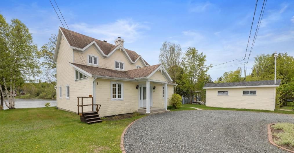 Perle rare de 3 chambres et 3 salles de bain en bordure d'un lac navigable