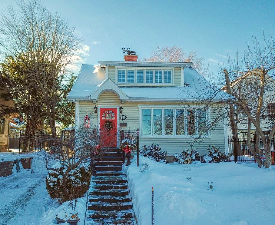 Quel cachet! Élégant cottage de style anglais avec planchers d'époque, foyer au bois et 3 chambres à vendre pour 389 000$