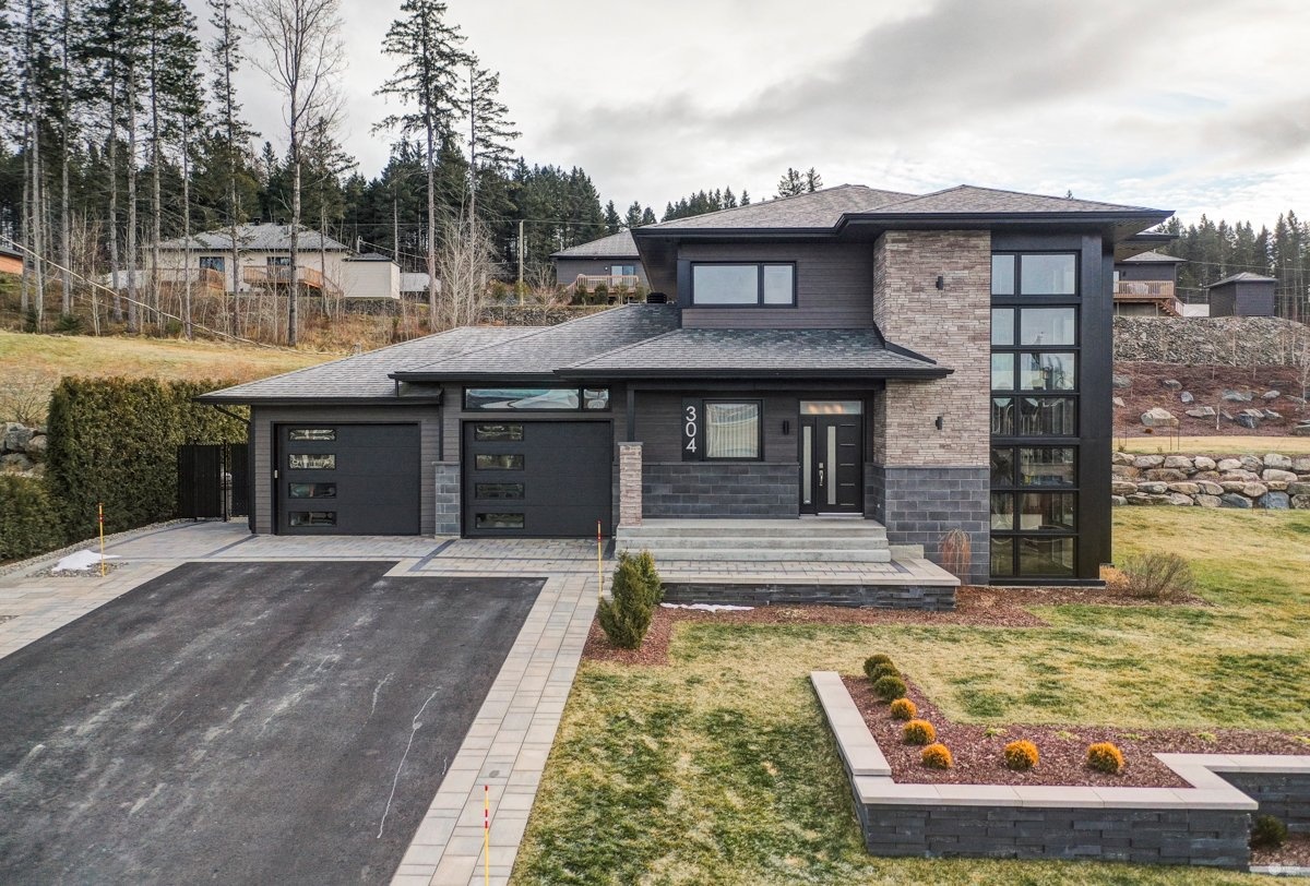 Elle impressionne avec son architecture, sa fenestration abondante, son intérieur spacieux et chaleureux