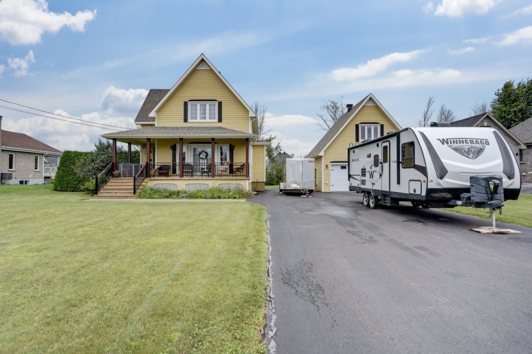 Charmant cottage de 3 chambres à coucher vendu avec plusieurs inclusions