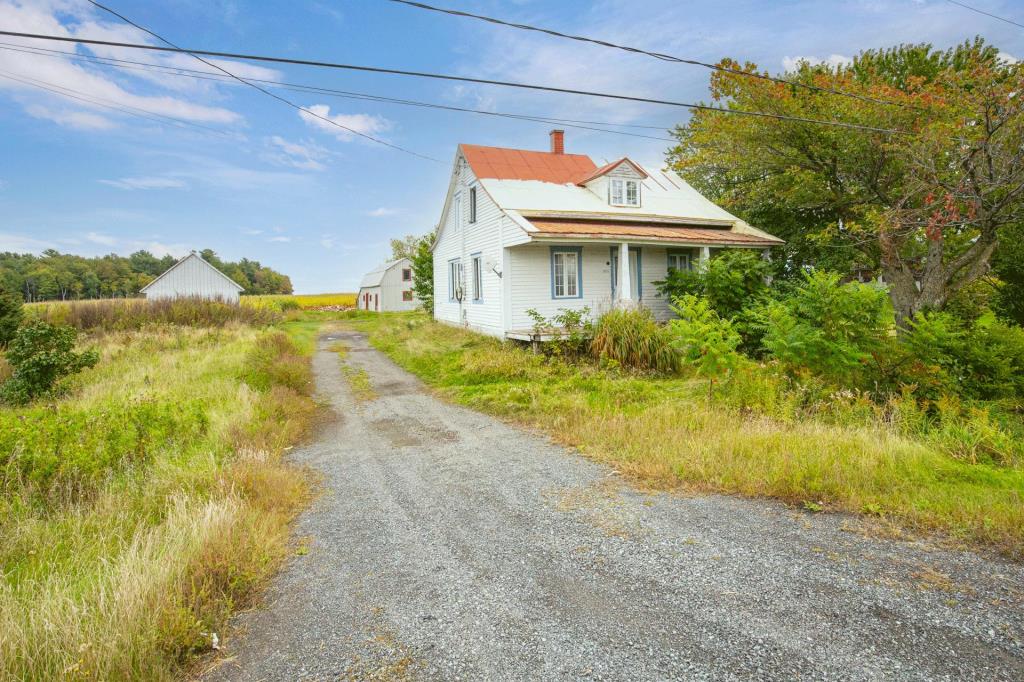 Adorable maisonnette champêtre de 3 chambres rénovée et décorée avec goût à vendre pour 149 000$ 