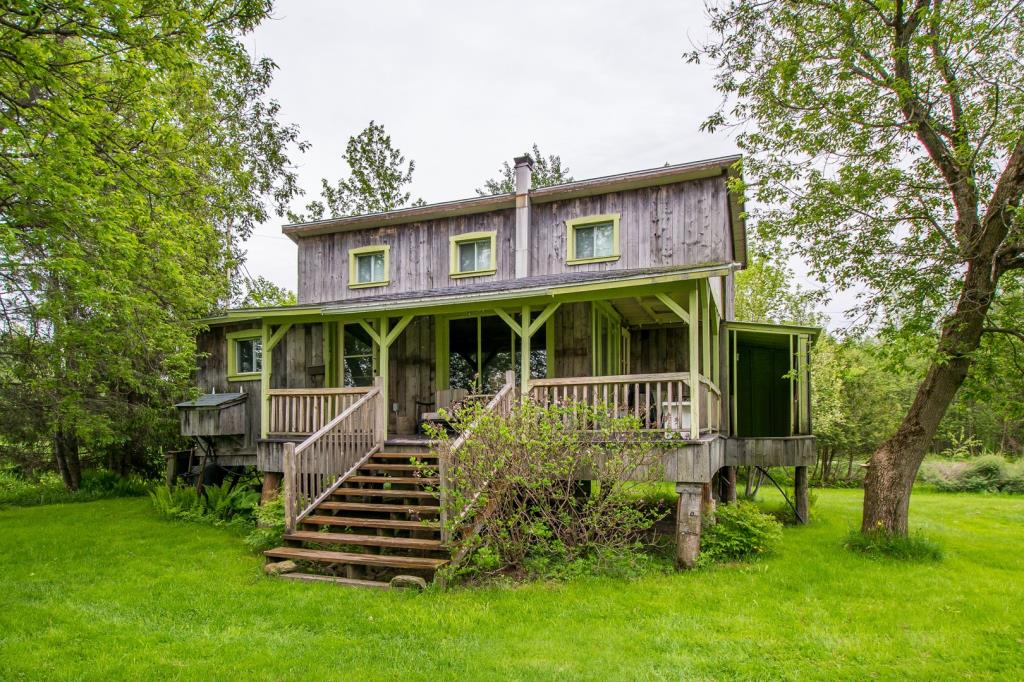 Directement au bord de la rivière! Chalet 3 saisons au charme rustique vendu meublé à 110 000$