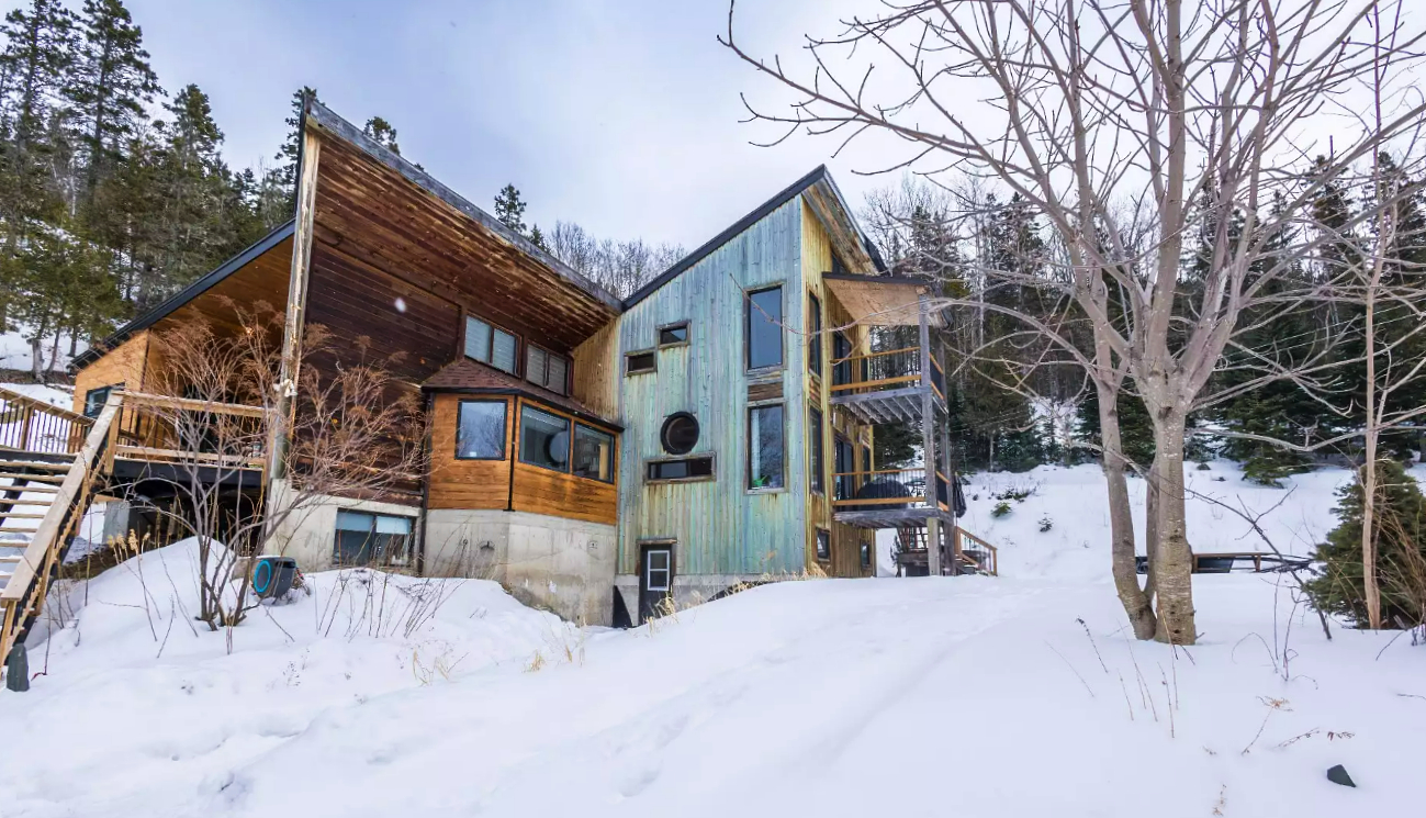 Résidence unique en son genre dans un paradis boisé de plus de 2 acres