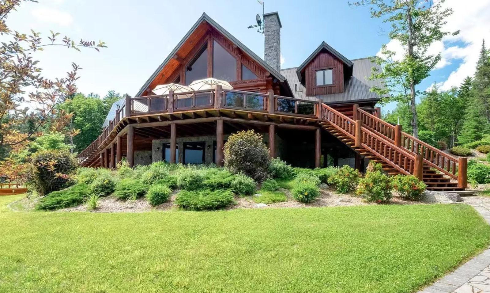 Ce fabuleux chalet en bois rond à vendre est un véritable petit paradis sur Terre 