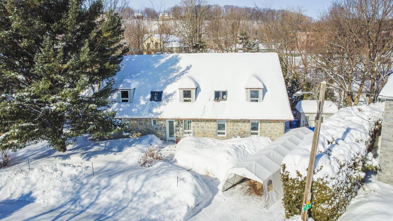 Chaleureuse et spacieuse maison canadienne de 6 chambres à quelques pas du fleuve et des services