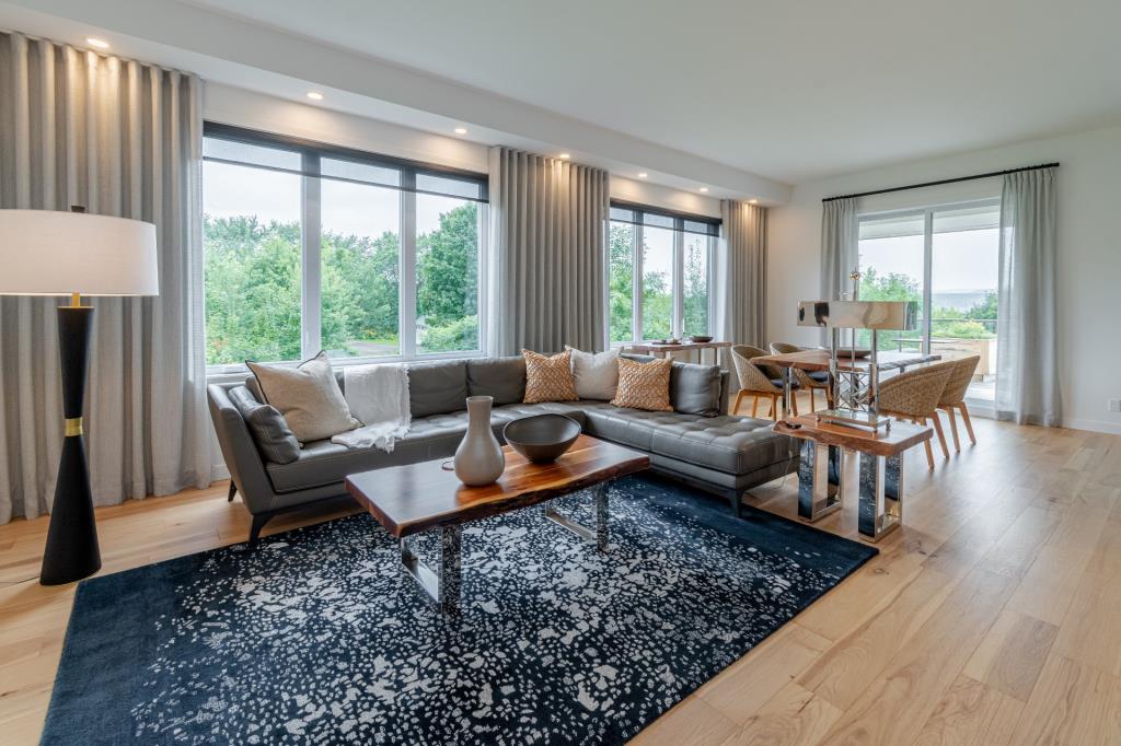 Un intérieur au design moderne et une immense terrasse avec vue panoramique à seulement 15 mins du centre-ville