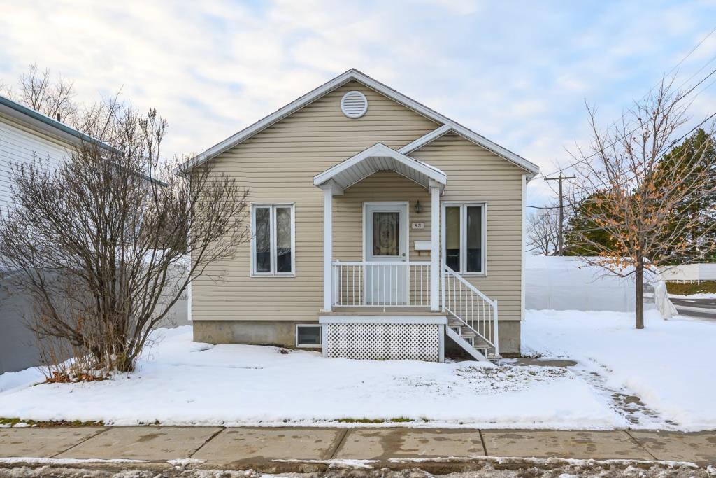 Charmante maisonnette de 3 chambres accompagnée d'une cour avec piscine à vendre pour 194 900$