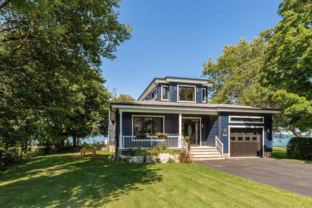 Cottage baigné de lumière, à la fois moderne et rempli de cachet, avec un lac en guise de voisin arrière