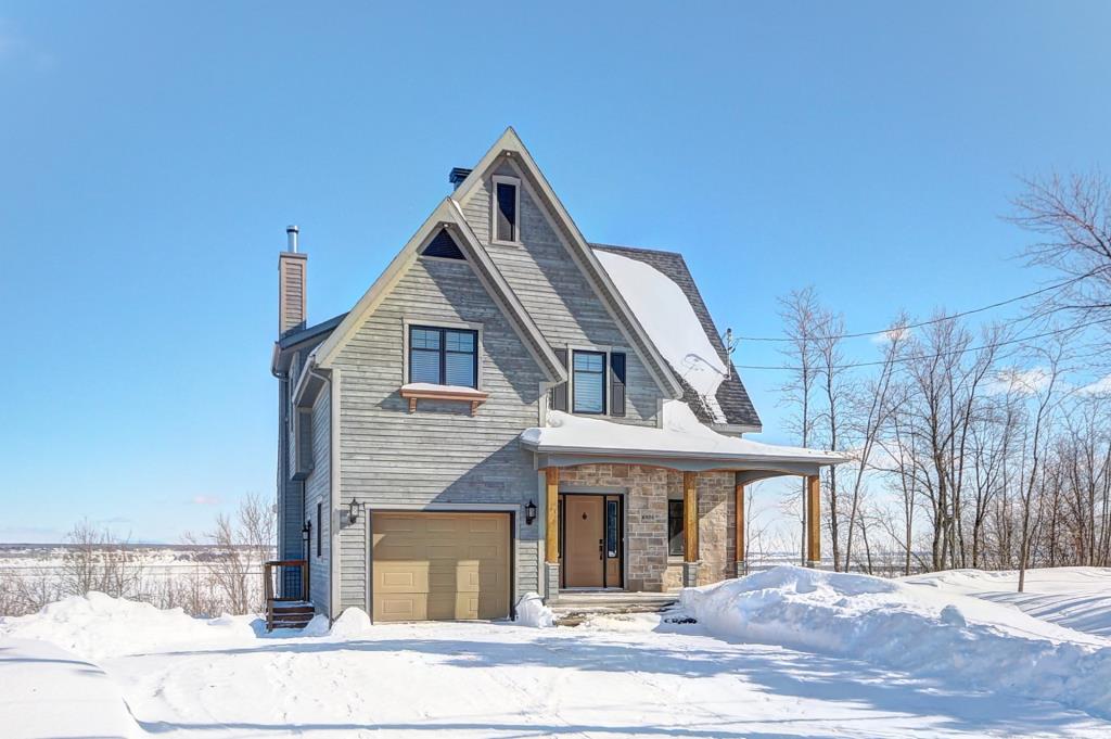 Superbe cottage de 15 pièces avec le fleuve comme voisin arrière et situé à 5 minutes des services