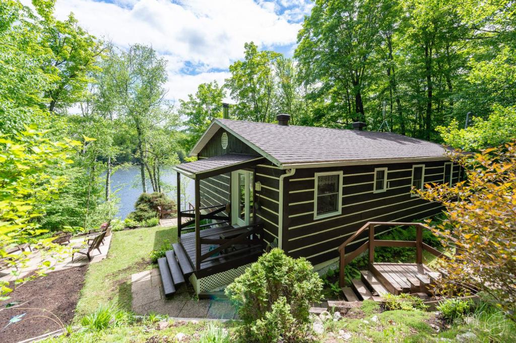 Vous vous sentirez en harmonie avec la nature dans ce chaleureux chalet à vendre pour 359 000$