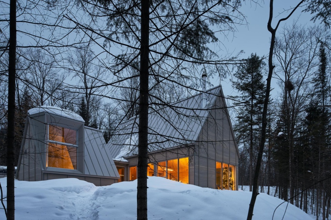 Sublime maison meublée en parfaite symbiose avec 127 381 pi² de nature enveloppante