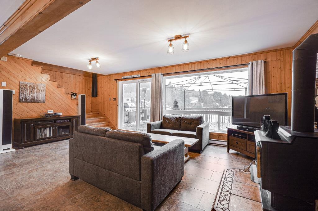 Chaleureux chalet riverain de 4 chambres érigé sur un paisible lot boisé de 31 330 pi²
