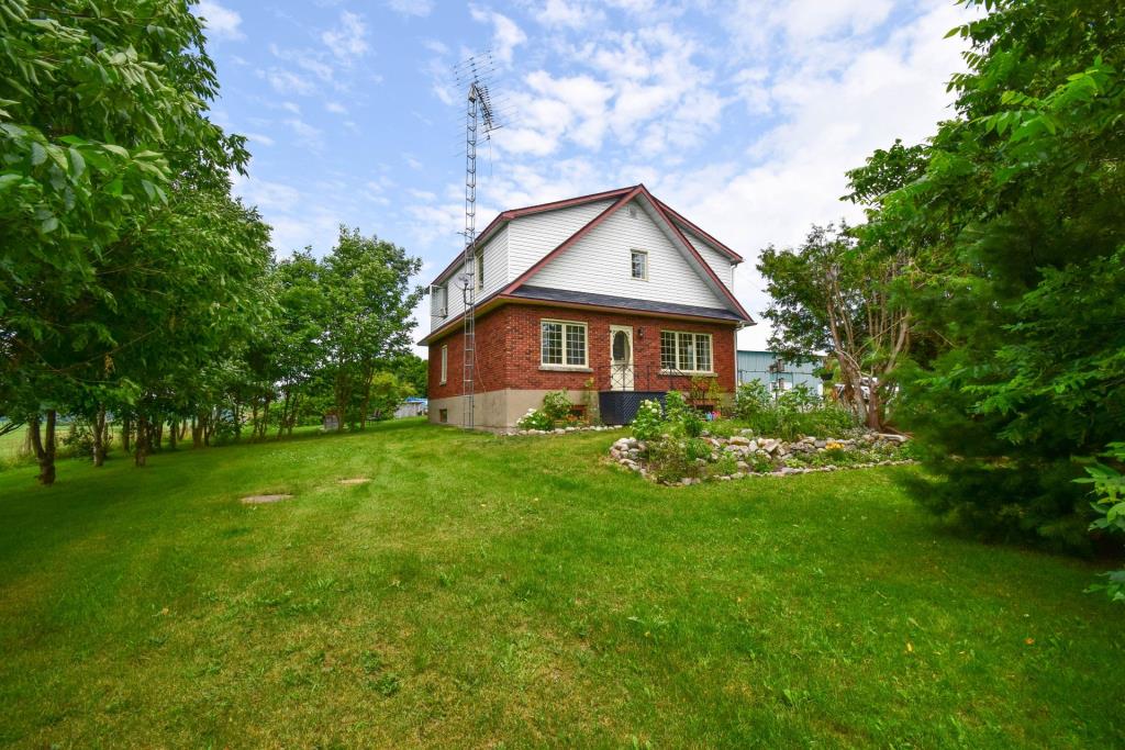 Mignonne maison de 4 chambres à 249 000$ entourée de paisibles prairies à la campagne