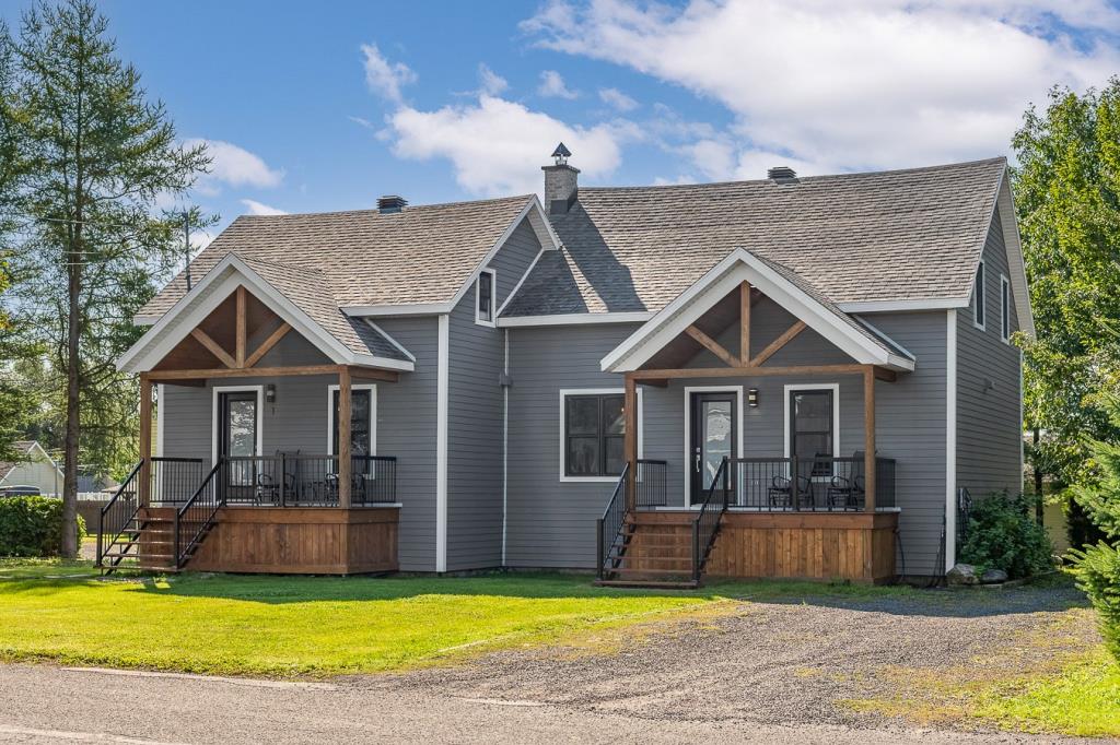 Rare sur le marché à 275 000$! Intergénérationnelle rénovée avec cour intime, grande terrasse et piscine chauffée