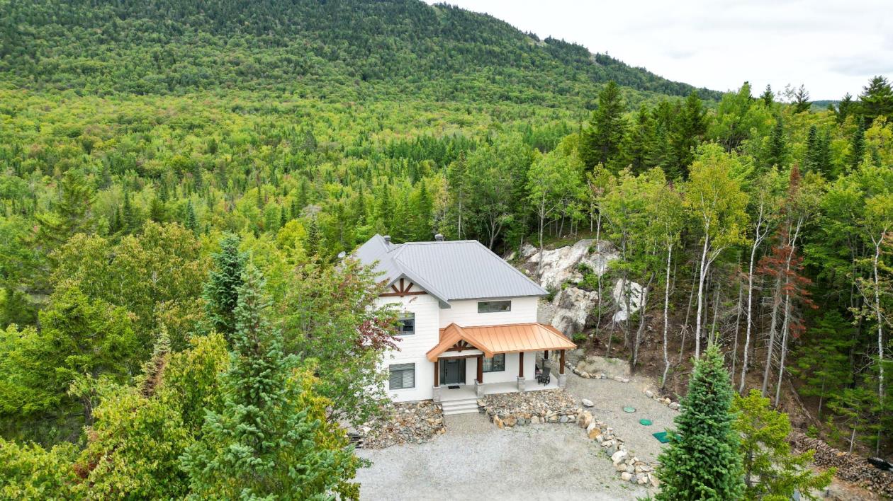 Farmhouse contemporaine en pleine forêt dotée d'un splendide cachet et d'une atmosphère invitant au cocooning