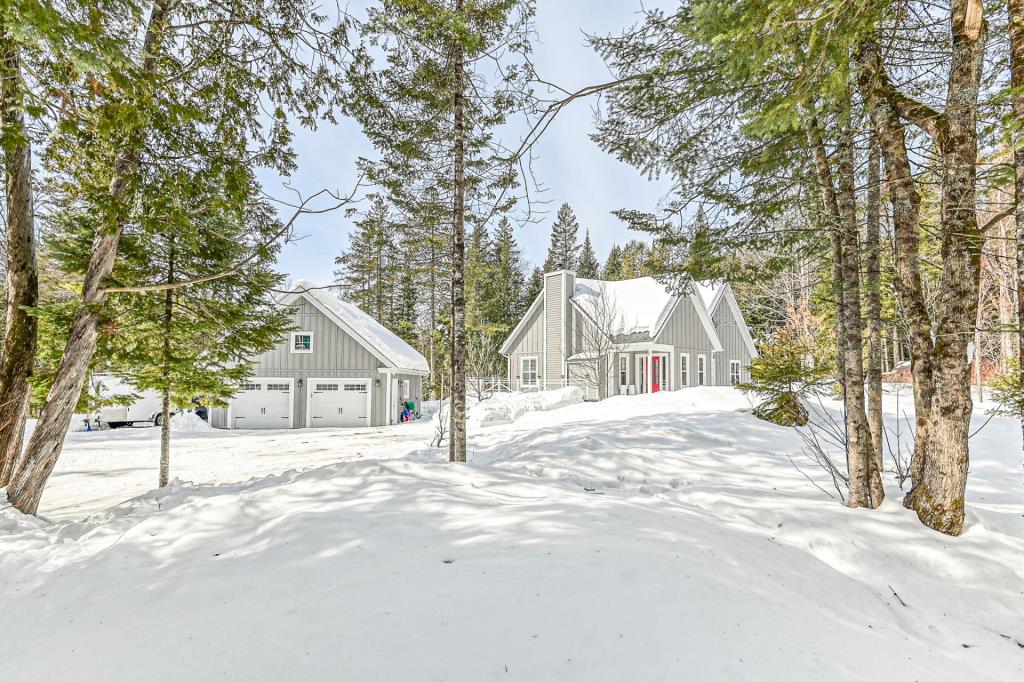 Idéalement situé dans les Laurentides! Spacieux cottage au goût du jour sis sur un terrain intime de 66 143 pi² 