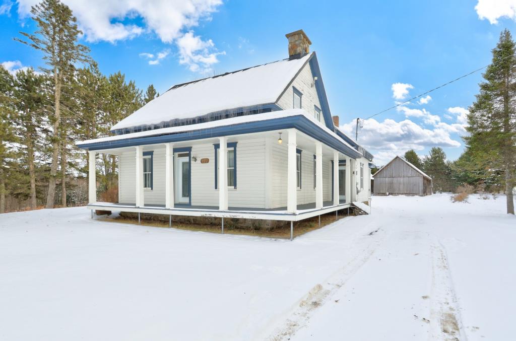 Magnifique ancestrale pleine de charme sise sur un terrain d'une superficie colossale de 112 205 pi²