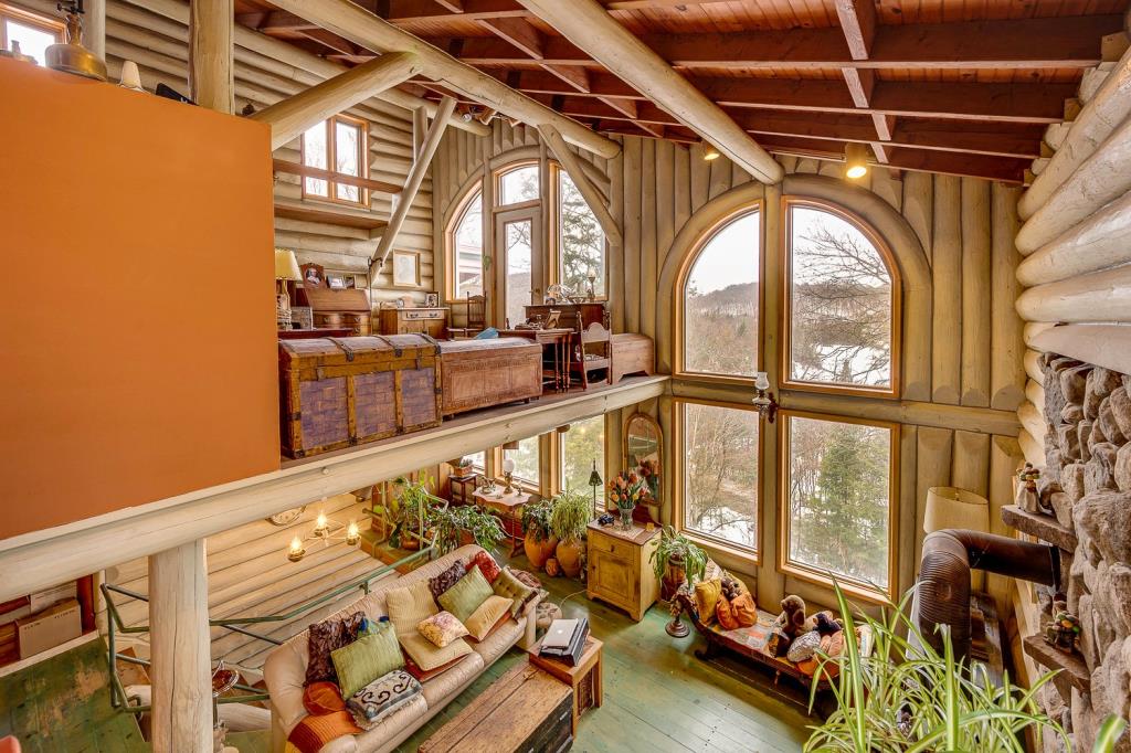 Unique propriété de 5 chambres surplombant un lac dans un secteur paisible et écologique 