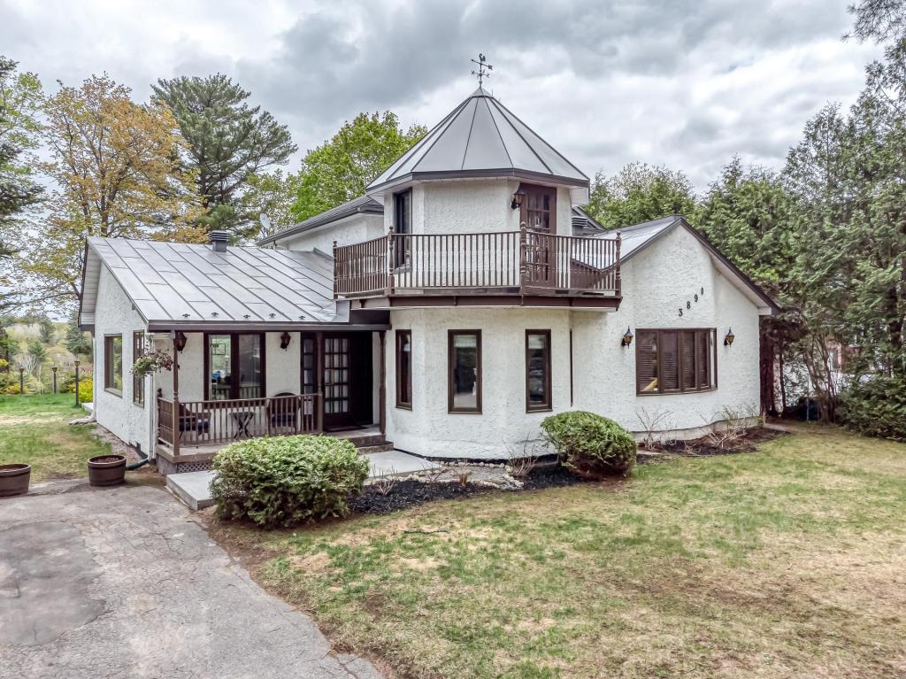 Prix réduit de 70 000$! Maison riveraine qui charme avec son intérieur chaleureux et son emplacement rêvé